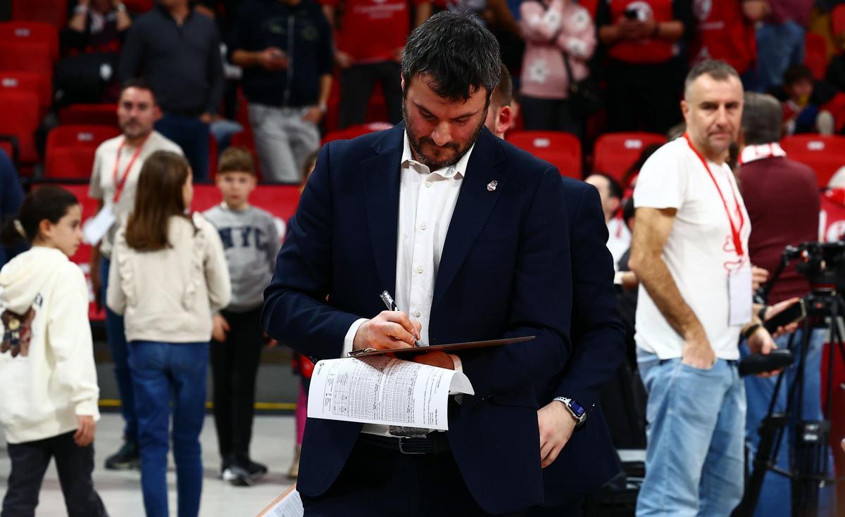 Carlos Cantero toma notas durante el último partido de Euroliga frente al Valencia.