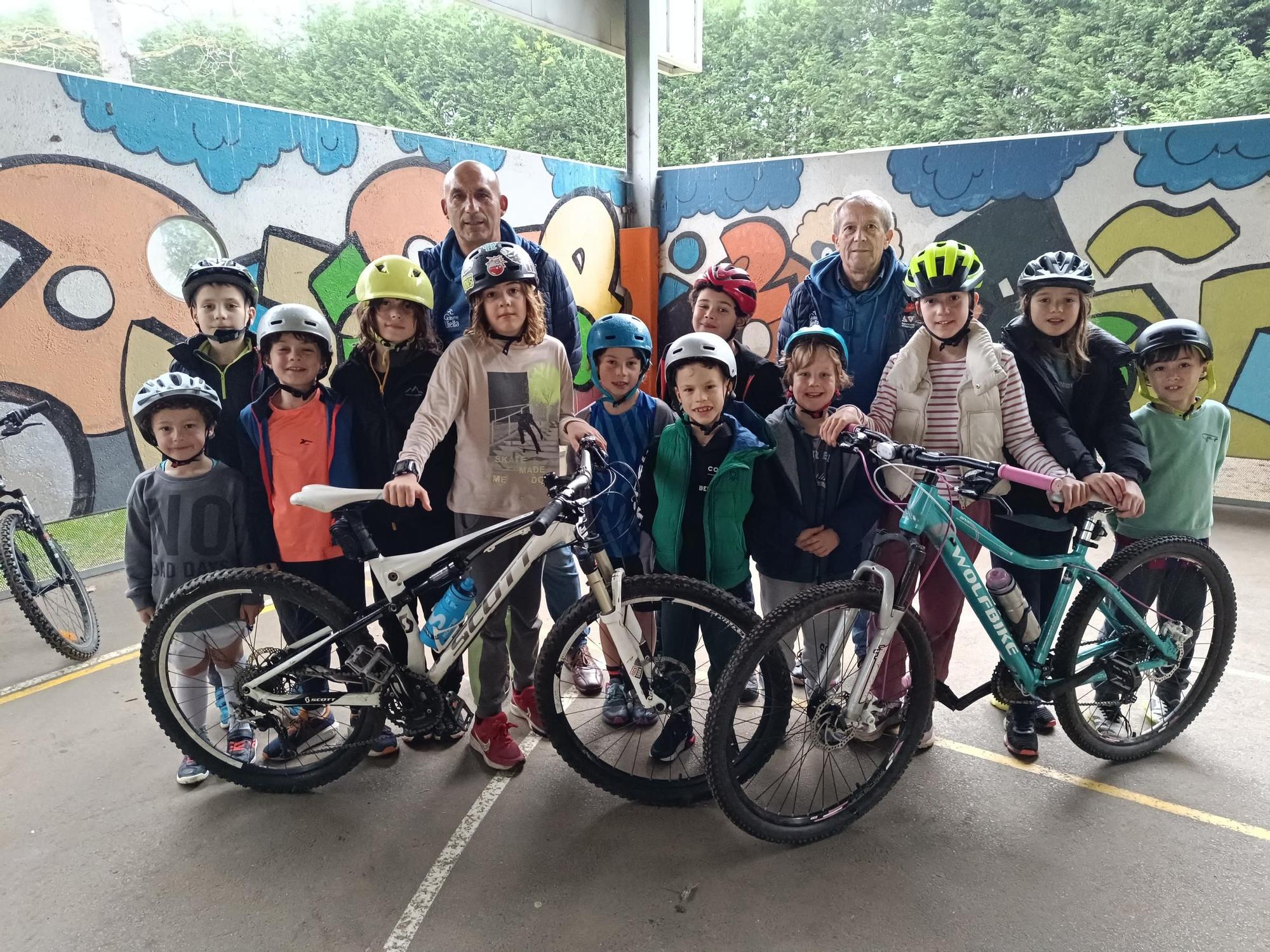 Pasión sobre ruedas: la extraescolar de ciclismo en el colegio de La Fresneda