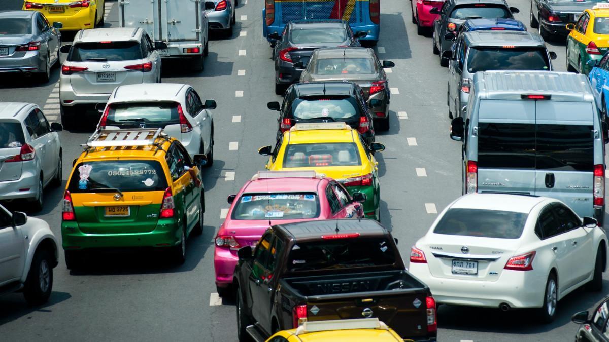 La pegatina que debes llevar en tu coche desde ya: te lo pide la DGT