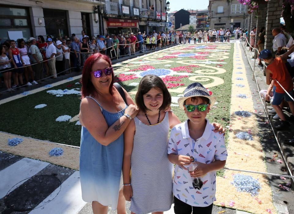 Miles de personas abarrotan las calles de la villa del Tea para disfrutar del Corpus y de las alfombras florales.