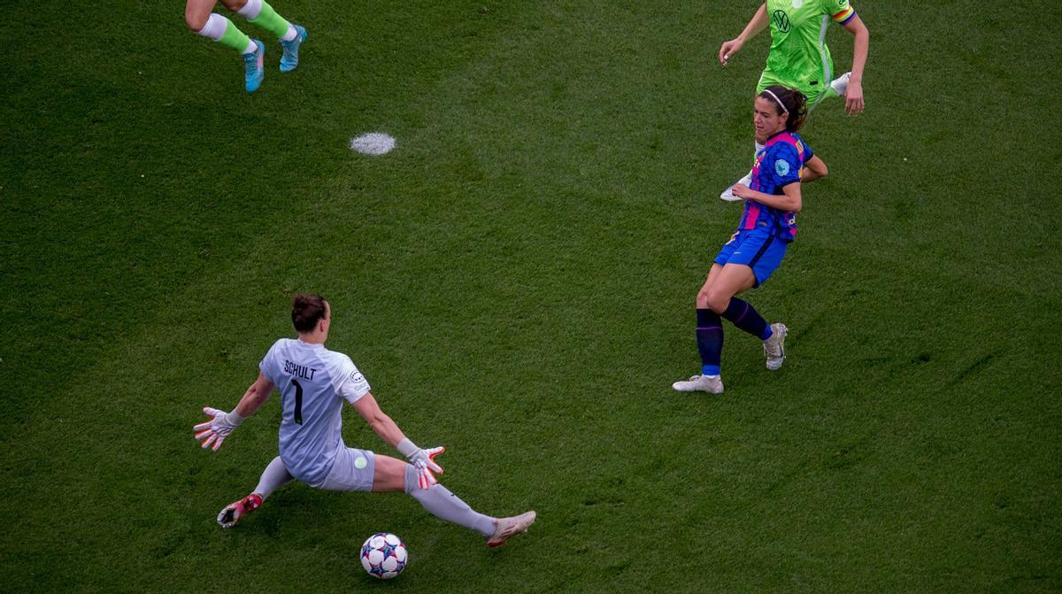 Aitana Bonmatí marca el 1-0 al Wolfsburgo en el Camp Nou.