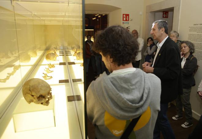 La visita guiada "Lo que los huesos cuentan" en el Palacio de Revillagigedo, en imágenes