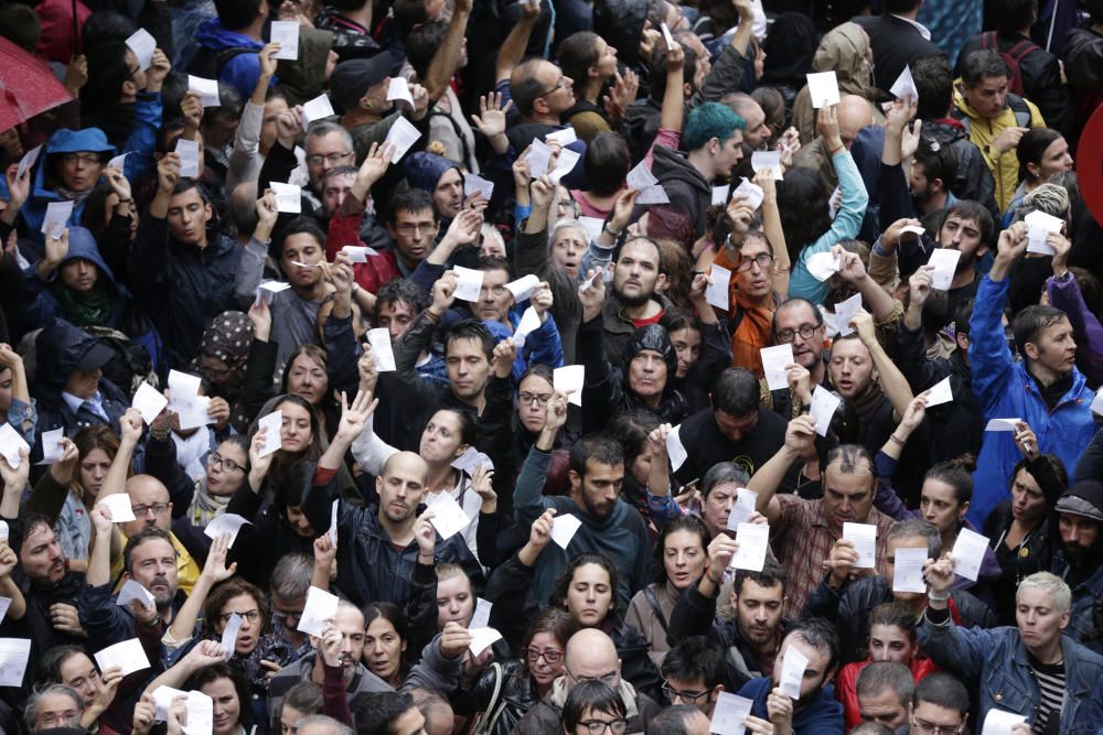 Un grupo de personas muestra sus papeletas.