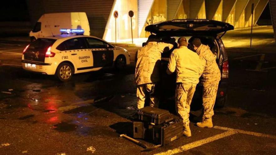 Efectivos de la Armada introducen el artefacto, ayer de madrugada en el puerto, en un coche. // Muñiz