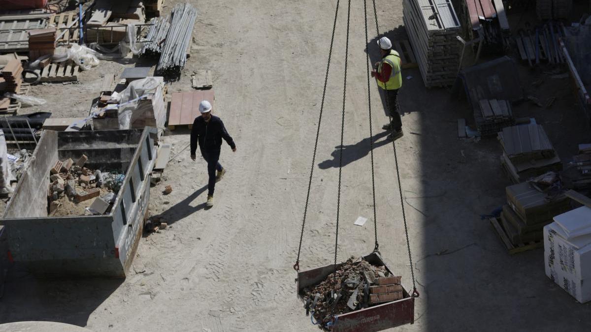 Dos trabajadores, en una obra.