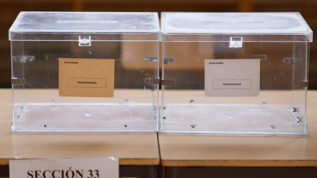 Urnas ya colocadas en un colegio electoral en Madrid, este sábado, durante los preparativos de las elecciones generales