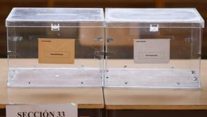 Urnas ya colocadas en un colegio electoral en Madrid, este sábado, durante los preparativos de las elecciones generales