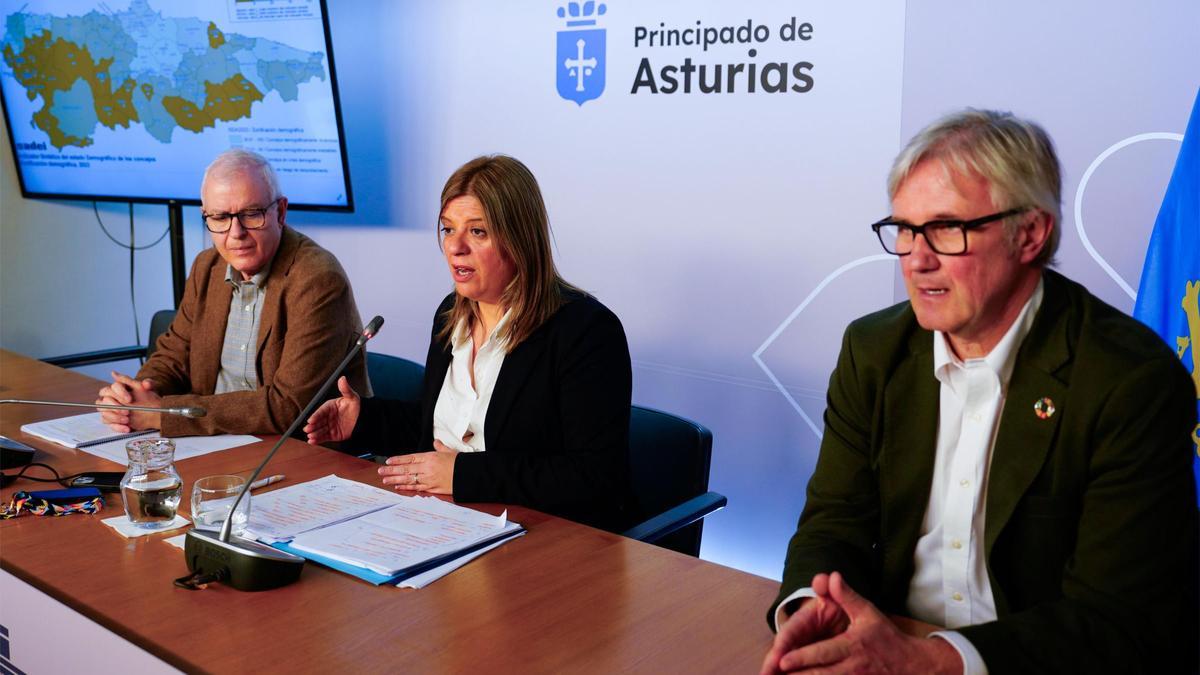 Presentación del decreto de zonificación demográfica: Ramiro Lomba, Gimena Llamedo y Marcos Niños.