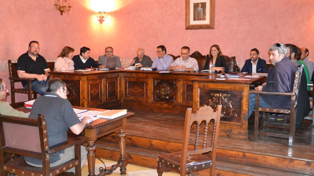 El edil absuelto, Jaume Payeras, a la derecha de la imagen durante un pasado pleno en el ayuntamiento de Muro.