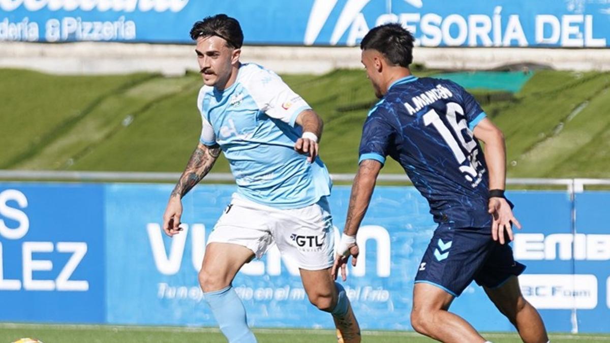 Lance del encuentro entre el Ciudad de Lucena y el Linense en el Estadio Ciudad de Lucena.
