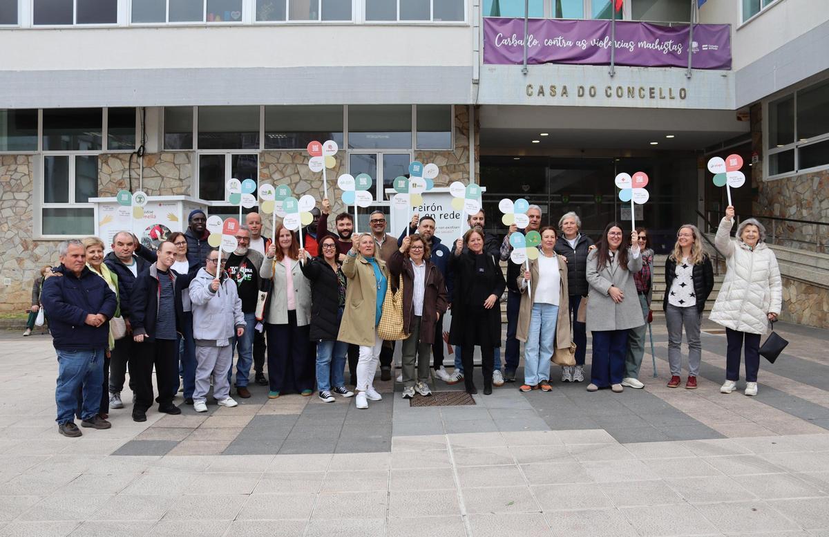Autoridades municipais e representantes dos 14 colectivos homenaxeados coa exposición.