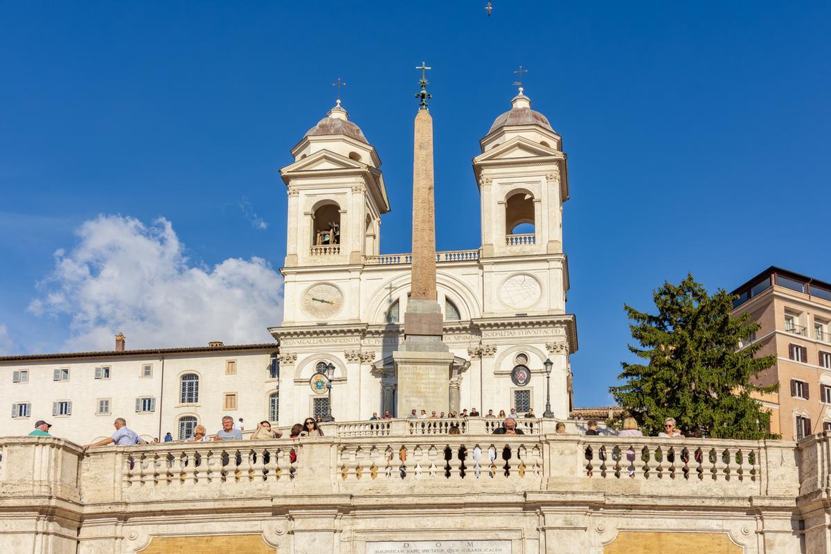 Iglesia de Trinita dei Monti sobre la Plaza de España en Roma, Italia