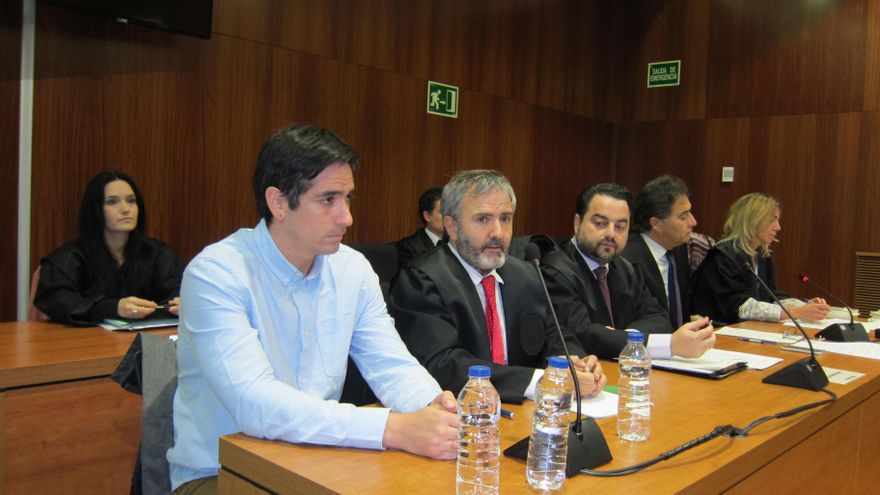 Rodrigo Lanza y su abogado en la sala de vistas.