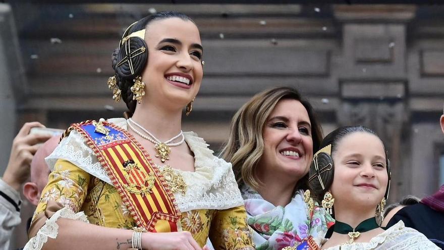 Así celebra María José Catalá su cumpleaños: mascletà, comida y un ramo de flores para su madre