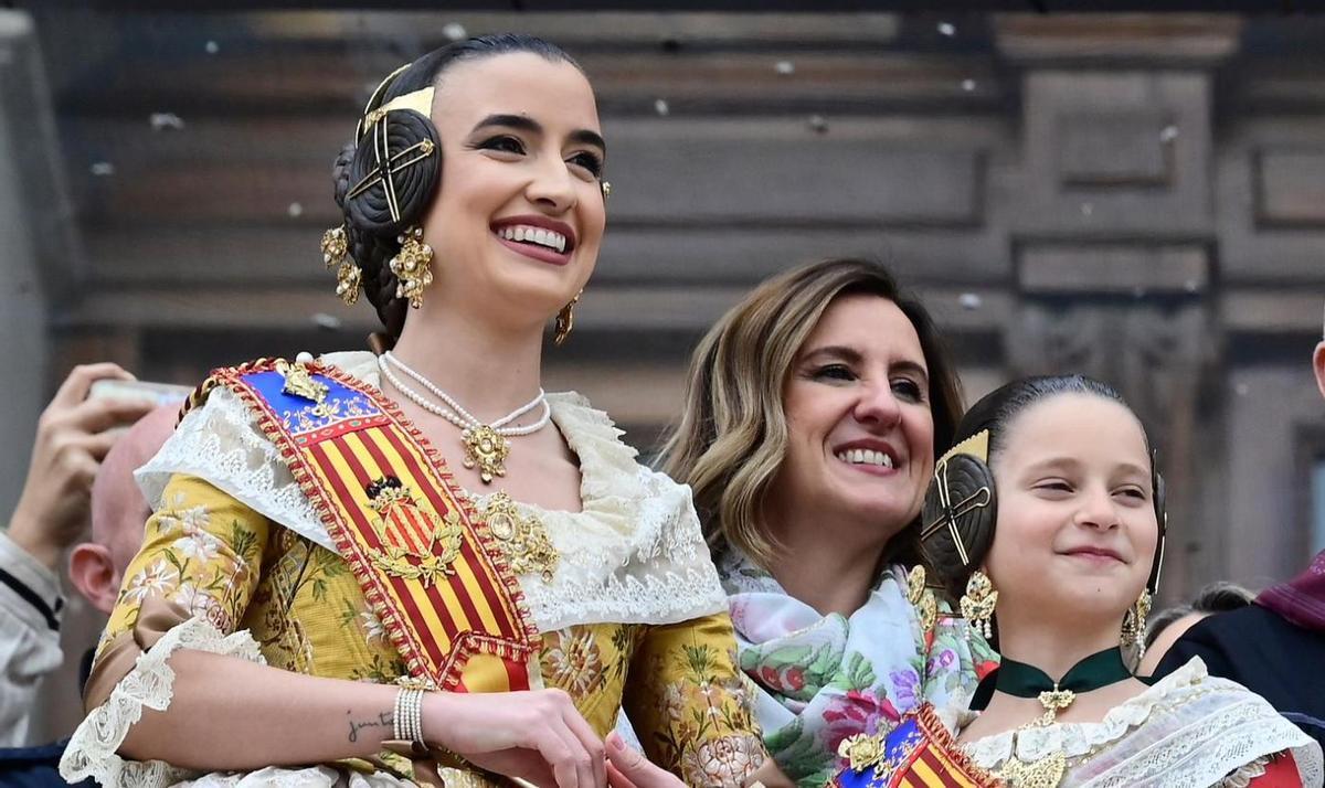 La alcaldesa María José Catalá junto a las falleras mayores de València.