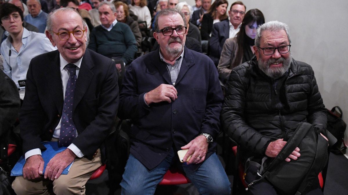 El exsecretario general de UGT Nicolás Redondo; el expresidente de la Junta de Andalucía José Rodríguez de la Borbolla, y el exsecretario general de UGT Cándido Méndez, en una foto de archivo a 21 de noviembre de 2023, en Madrid (España).