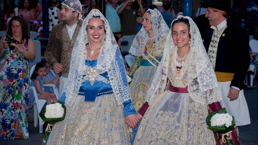 Las falleras mayores de Sagunt ofrendan en las hogueras de Alicante