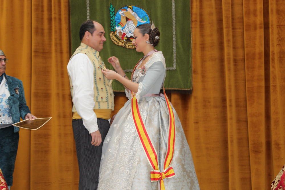 Intercambio de fotos con la fallera mayor e imposición de bunyols d'or