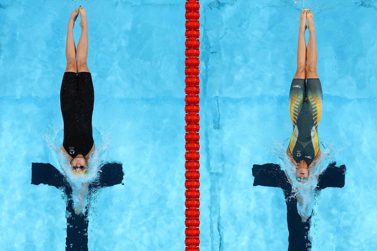 Las australianas Kaylee McKeown e Iona Anderson durante la serie de 100 m espalda que se celebran en el Arena Paris La Defense