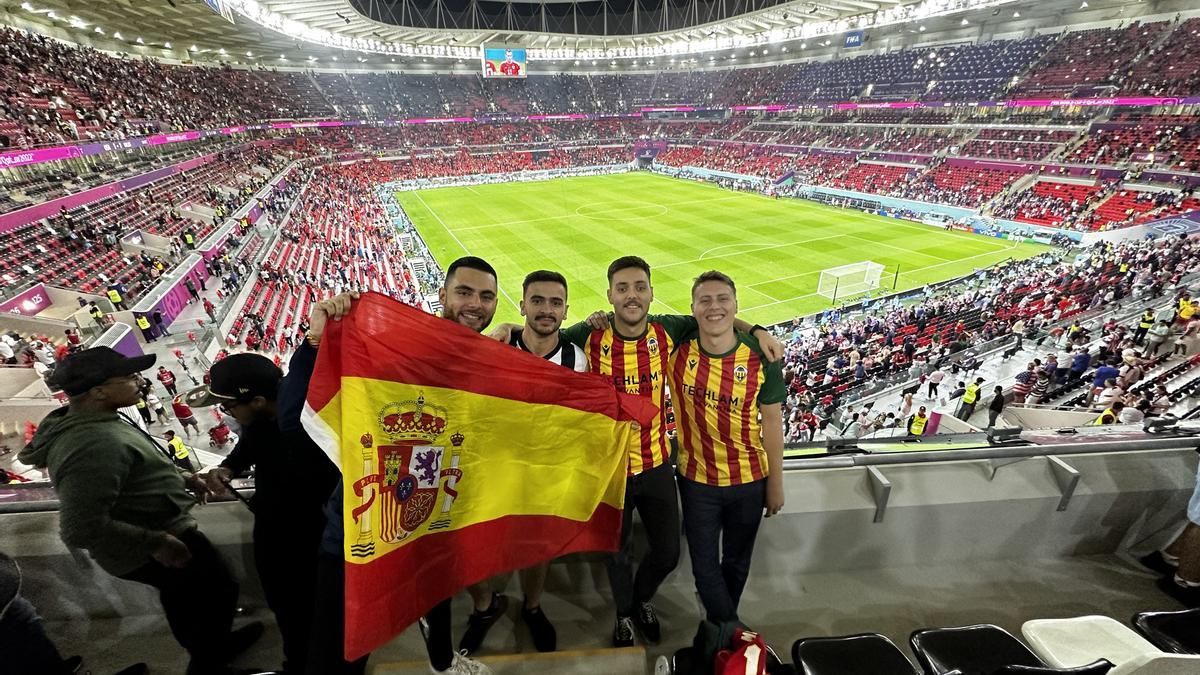 Las camisetas del CD Castellón no han faltado en el grupo de amigos con el que el periodista ha acudido a Catar.