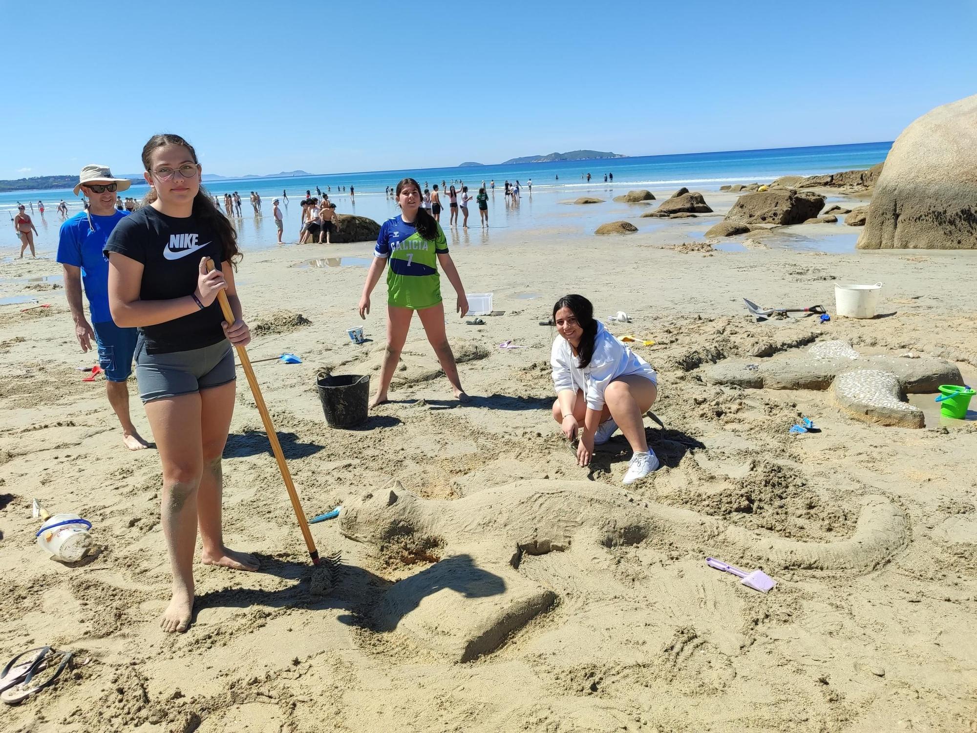 Los alumnos toman A Lanzada para crear esculturas de arena