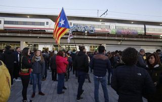 Los Mossos identifican el coche de una hija de Torra en un intento de cortar las vías del AVE