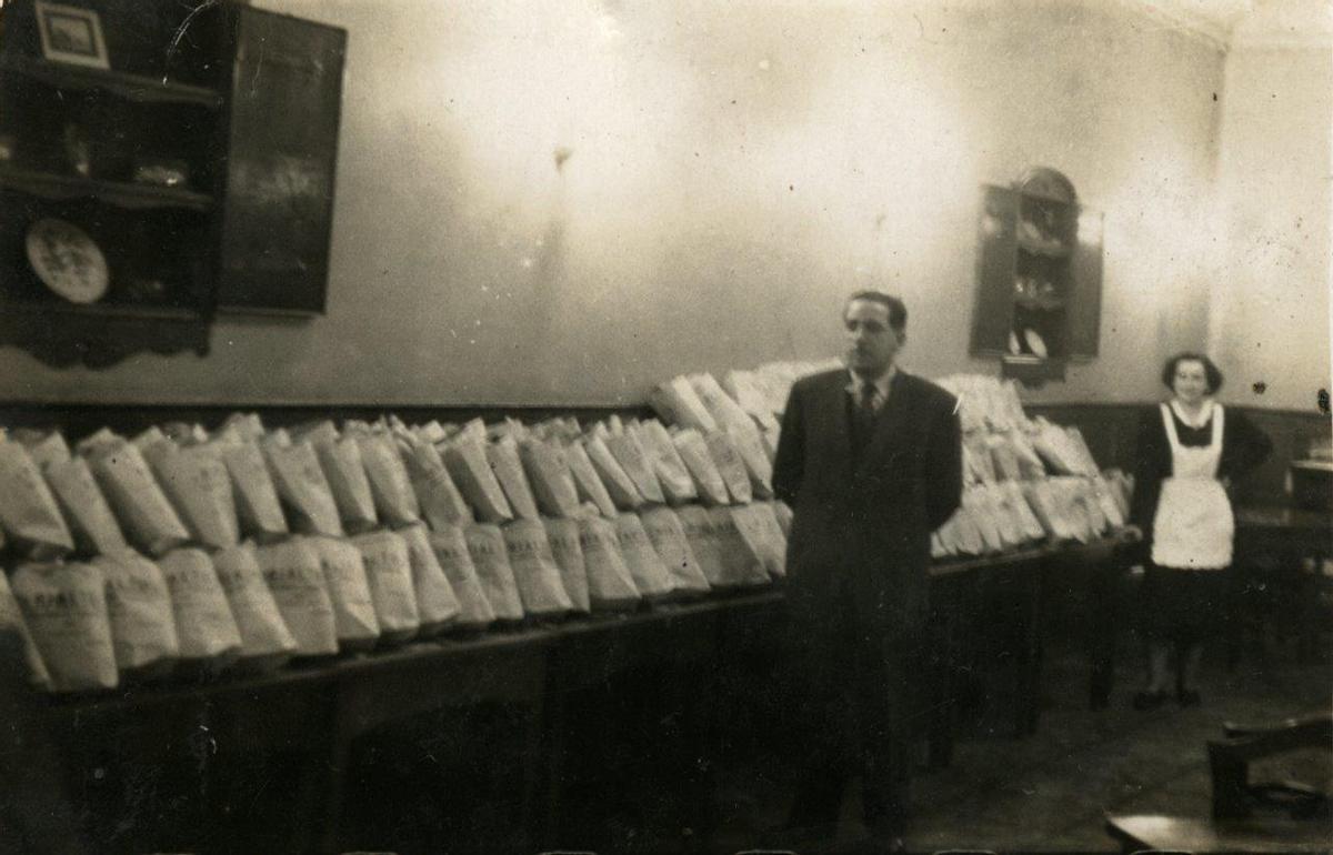 Francisco Gayoso, el abuelo que decidió traer la confitería de Luarca a Oviedo, junto a una encargada, en una foto de 1948.