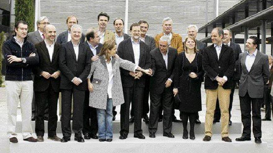 Foto de familia del presidente del PP, Mariano Rajoy (centro), junto a los presidentes autonómicos y otros cargos del partido. / efe/ricardo suárez