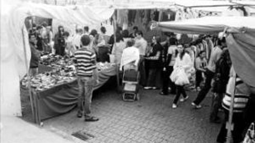 El mercadillo seguirá celebrándose los viernes y su traslado se retrasa