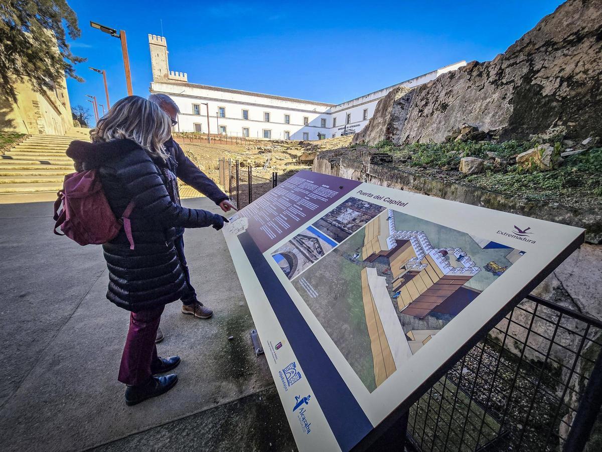 Dos turistas consultan uno de los nuevos paneles de información turística en la Alcazaba de Badajoz.