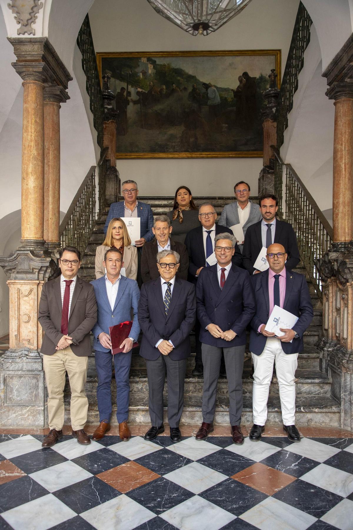 Foto de familia de la firma de convenios con Rute, Villanueva del Rey, Montalbán, Cañete de las Torres, Villafranca, La Victoria, El Viso, Villanueva de Córdoba e Iznájar.