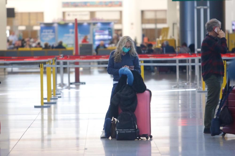 Efectivos de la UME en labores de desinfectación en el Aeropuerto de Málaga.