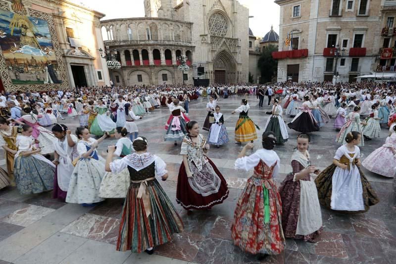 Dansà infantil en la plaza de la Virgen