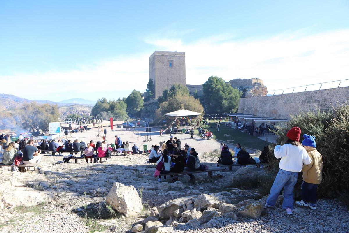 Patio de armas del castillo, atestado de visitantes.