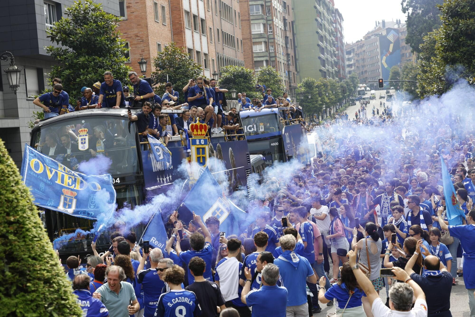 Locura azul en las calles de Oviedo para celebrar el ascenso del equipo a Primera División
