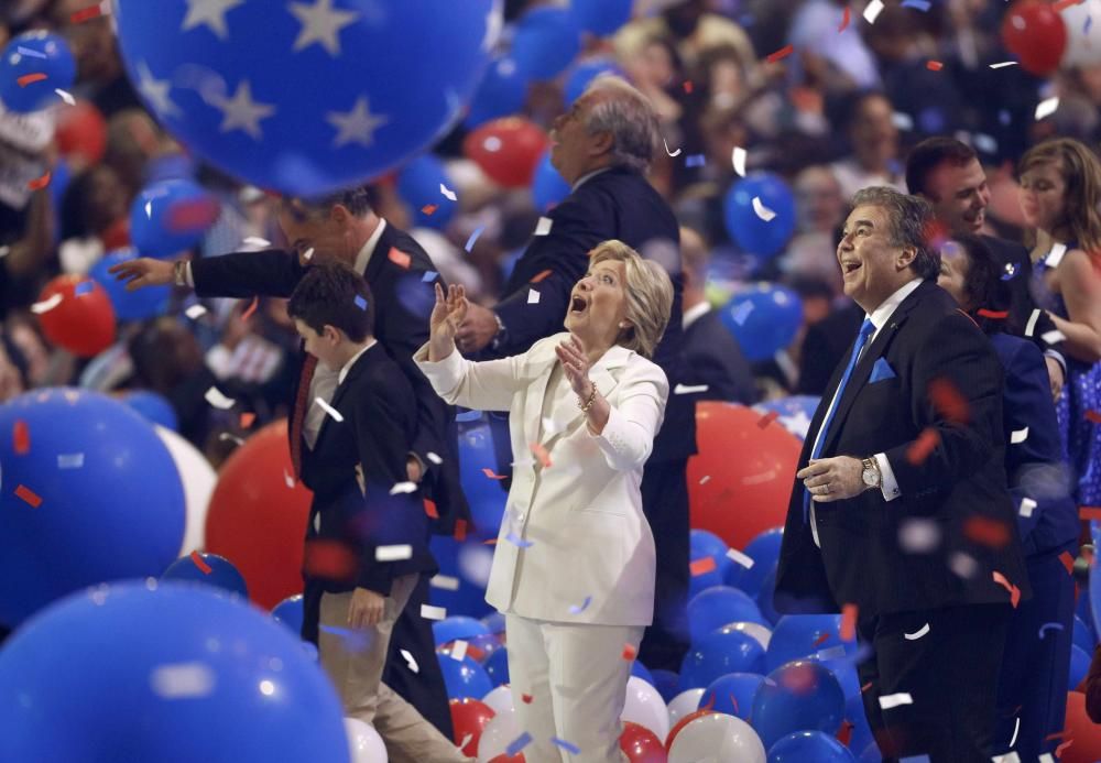 La exsecretaria de Estado Hillary Clinton aceptó hoy ser la nominada demócrata para convertirse en la primera mujer presidenta de Estados Unidos como colofón de la convención que se celebra estos días en Filadelfia.