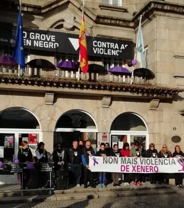 Concentración en Vilagarcía contra la violencia machista // M. Múñiz