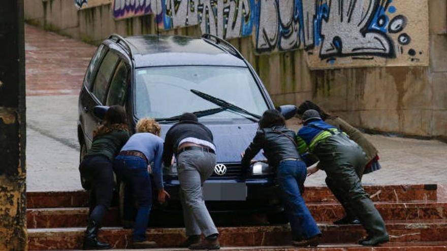 Se despista con su coche y acaba atascada en unas escaleras.