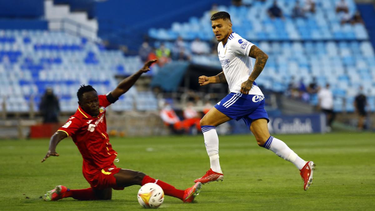 Narváez supera a Djene durante el partido celebrado el pasado miércoles en La Romareda entre el Zaragoza y el Getafe.