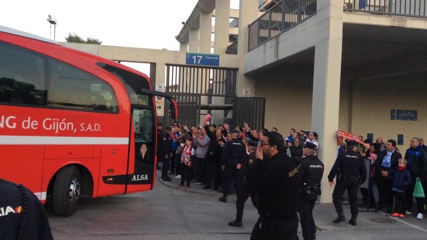 El autobús del Sporting llega a La Rosaleda