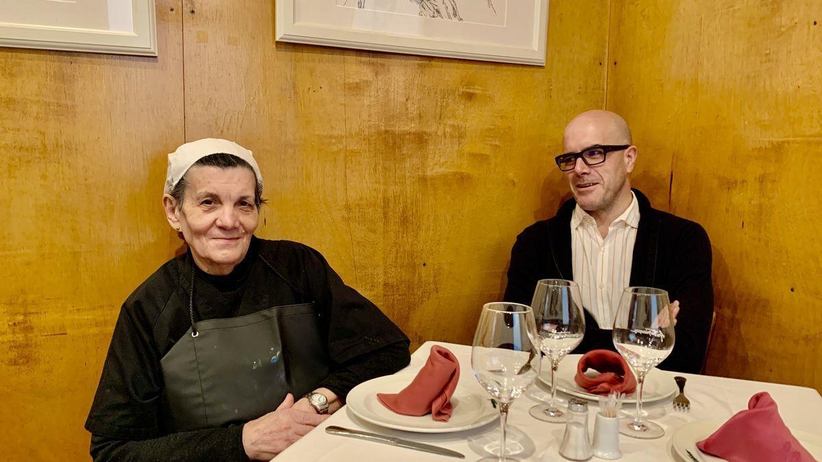 Julia Bombín junto a su hijo Alberto en el restaurante Asturianos (Madrid).