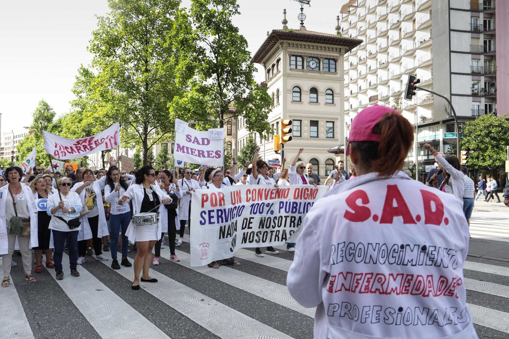 En imágenes: Las trabajadoras de ayuda a domicilio se manifiestan en Gijón