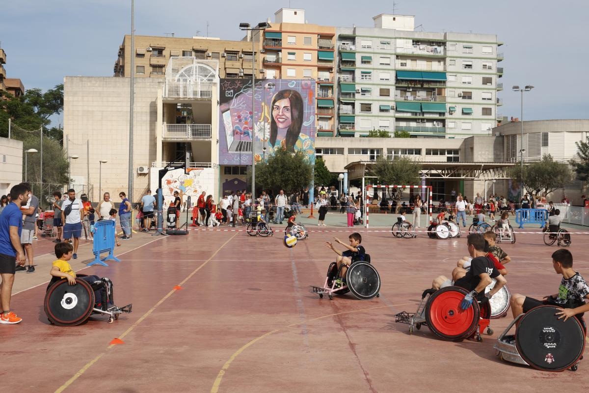 Niños practicando deporte adaptado en el CEIP Tomás de Villaroya