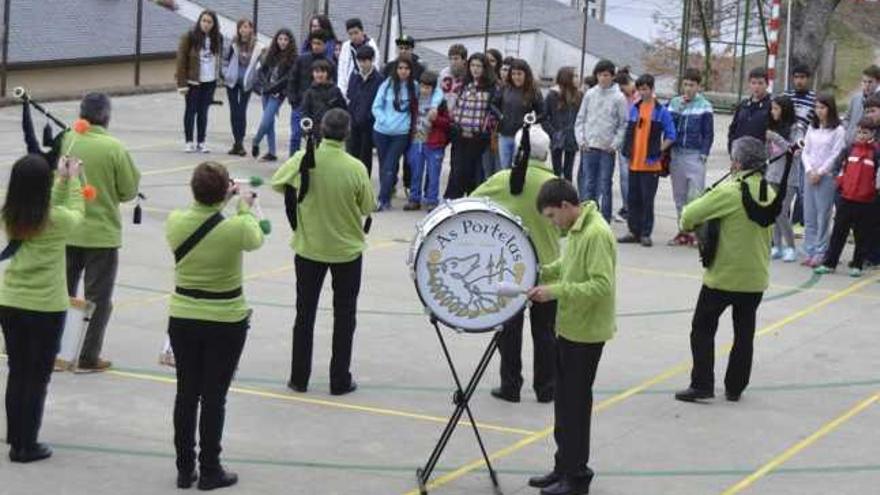 La banda de gaitas «As Portelas» ofreció una actuación.