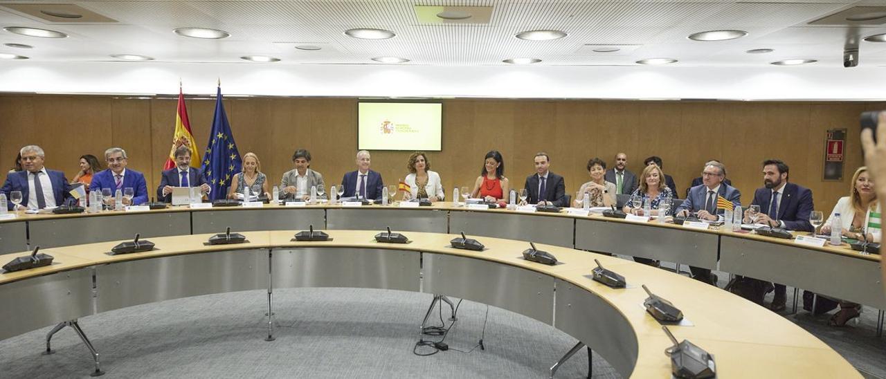 La ministra de Hacienda preside la reunión con representantes autonómicos en el Consejo de Política Fiscal y Financiera del 27 de julio, en Madrid (España).