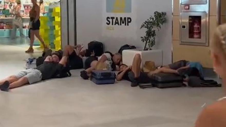 Un turista se sorprende al ver a decenas de viajeros durmiendo en un aeropuerto de Baleares: "No sé por qué"