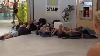 Un turista se sorprende al ver a decenas de viajeros durmiendo en el aeropuerto de Mallorca: "No sé por qué"