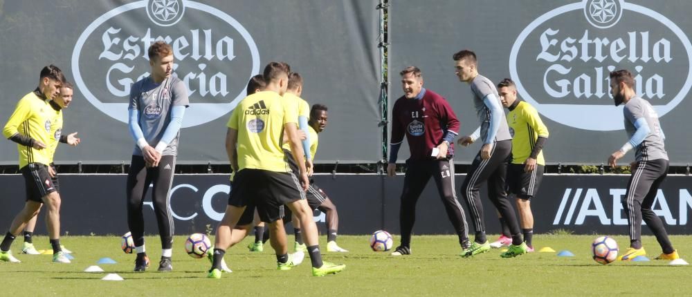 El entrenador argentino estuvo de buen humor y participó en los ejercicios junto a los jugadores en su último entrenamiento en A Madroa