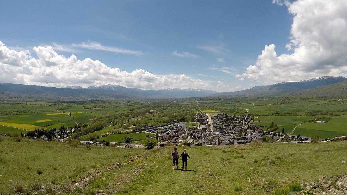 Núria Picas y Judit Mascó paseando por la Cerdanya