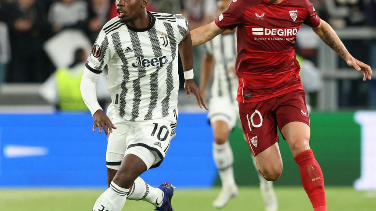 Pogba, del Juventus, disputa con Rakitic, del Sevilla. |  // CLAUDIA GRECO/REUTERS
